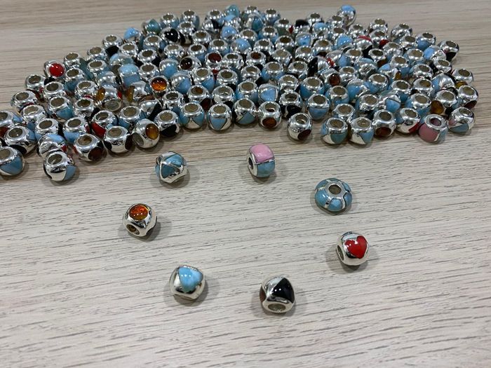 Charms de plata con Larimar, ámbar y esmalte de colores