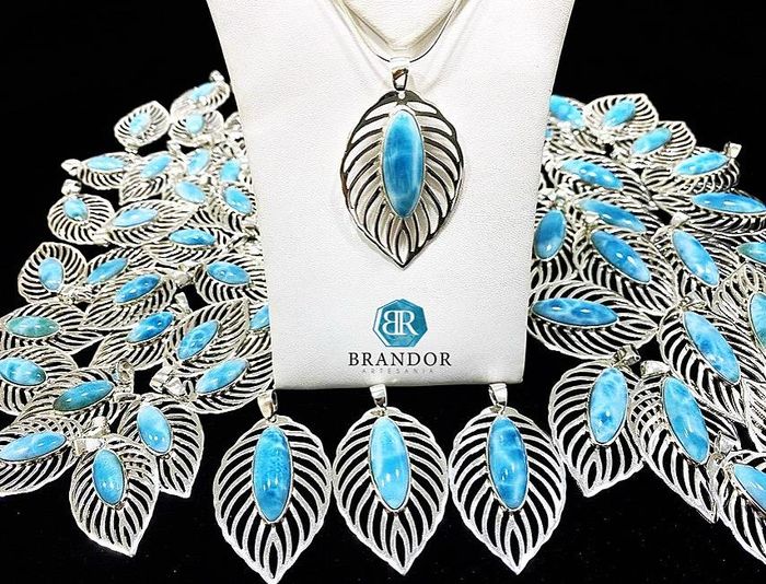 Collar con dije de hoja calada y Larimar, con piezas a juego