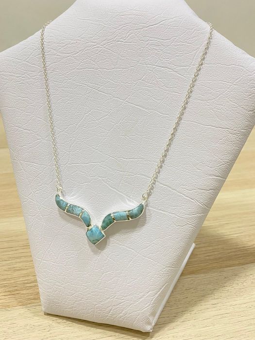Collar con dije ondulado de Larimar en plata