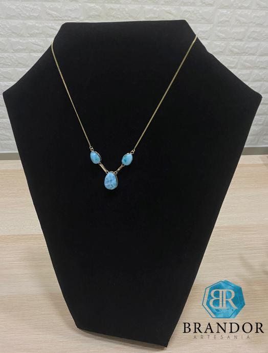 Collar delicado de cadena fina con tres piedras de Larimar