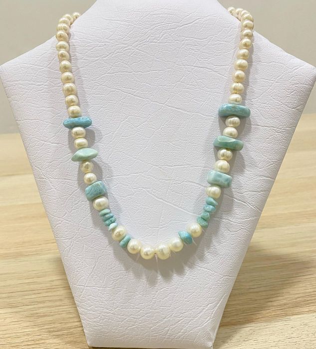 Collar de perlas cultivadas con detalles de Larimar