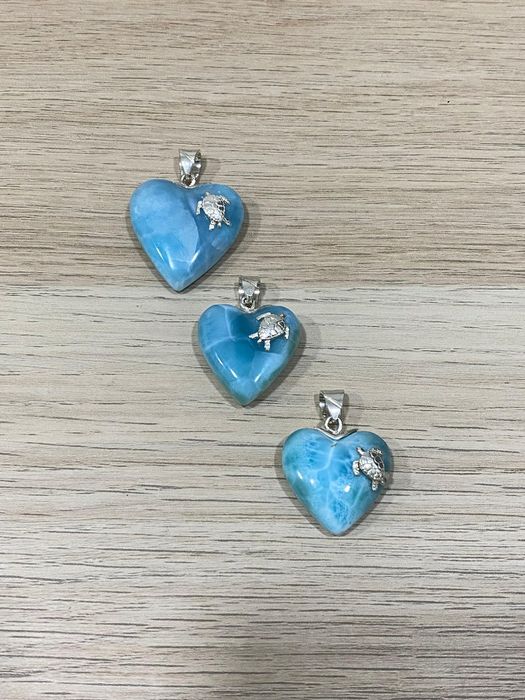 Dijes de Larimar en forma de corazón con tortuga de plata