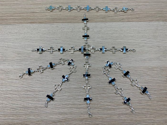 Pulseras y collar de cruces de Larimar y ónix en plata