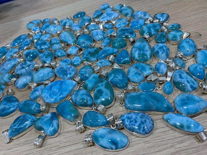 Colección de dijes de Larimar en distintas formas y tamaños