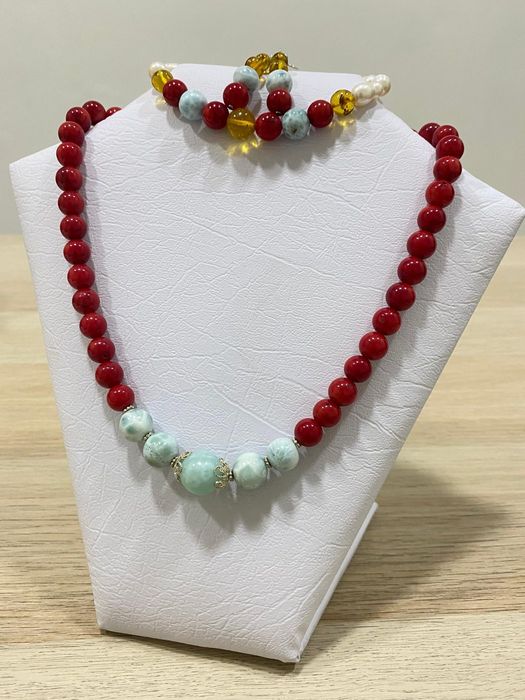 Collar de coral rojo y Larimar con pulsera a juego